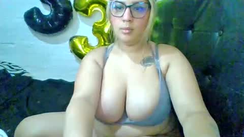 Snapshot of alessiia_gold chatting on May 18, 4:18 am alessiia_gold online show from May 18, 4:18 am