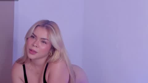 Snapshot of alesssia_moon chatting on June 2, 8:11 pm Alessia Moon online show from June 2, 8:11 pm