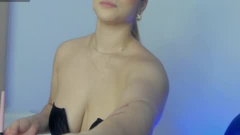 Snapshot of alesssia_moon chatting on June 3, 11:35 am Alessia Moon online show from June 3, 11:35 am