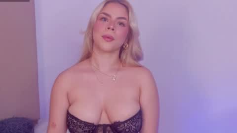 Snapshot of alesssia_moon chatting on June 4, 11:38 am Alessia Moon online show from June 4, 11:38 am