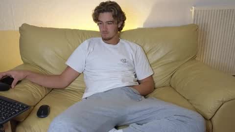 Snapshot of alex83530 chatting on October 25, 9:50 am Alex83530 online show from October 25, 9:50 am