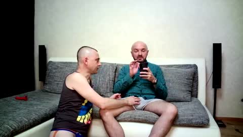 Snapshot of alex_tobey chatting on December 5, 2:20 am Alex and Tobey online show from December 5, 2:20 am