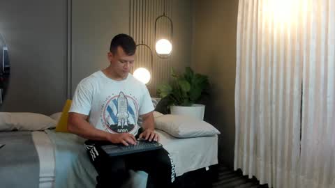 Snapshot of alex_tower chatting on December 31, 8:34 pm Alex Towers online show from December 31, 8:34 pm