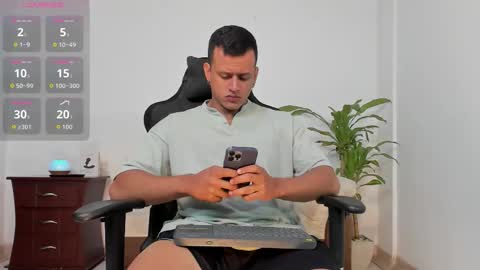 Snapshot of alex_tower chatting on October 11, 2:22 am Alex Towers online show from October 11, 2:22 am