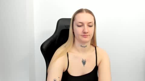 Snapshot of alexafragile chatting on April 28, 11:59 am Alexa online show from April 28, 11:59 am