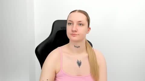Snapshot of alexafragile chatting on April 30, 11:16 am Alexa online show from April 30, 11:16 am