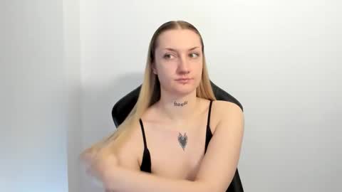 Snapshot of alexafragile chatting on May 25, 12:11 pm Alexa online show from May 25, 12:11 pm