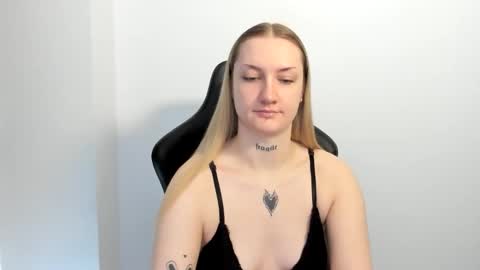 Snapshot of alexafragile chatting on May 26, 12:12 pm Alexa online show from May 26, 12:12 pm