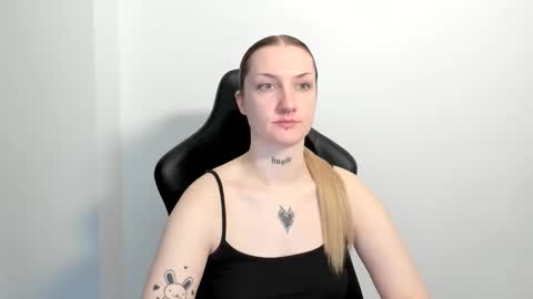 Snapshot of alexafragile chatting on June 1, 11:34 am Alexa online show from June 1, 11:34 am