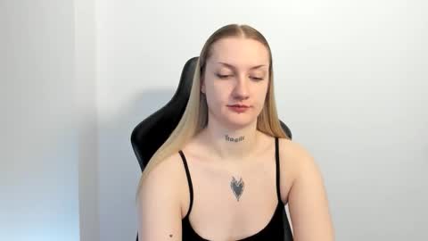 Snapshot of alexafragile chatting on June 5, 11:27 am Alexa online show from June 5, 11:27 am