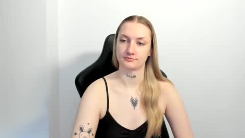 Snapshot of alexafragile chatting on June 8, 11:21 am Alexa online show from June 8, 11:21 am