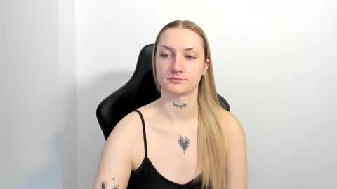 Snapshot of alexafragile chatting on June 9, 11:22 am Alexa online show from June 9, 11:22 am