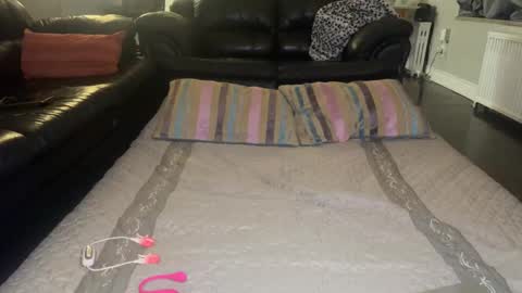 Snapshot of alexandjohntv chatting on January 6, 1:31 am Alex  John online show from January 6, 1:31 am