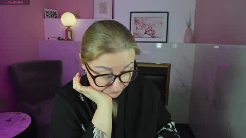 Snapshot of alexandra_kind chatting on February 7, 3:45 am Alexandra online show from February 7, 3:45 am