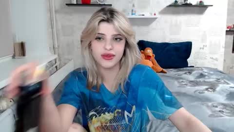 Snapshot of alexandraermes chatting on April 7, 1:39 am AlexandraErmes online show from April 7, 1:39 am