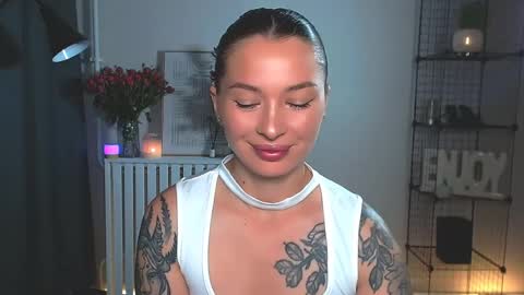 Snapshot of alexasven chatting on August 5, 8:44 pm Alex DONT FORGET GIVE ME THUMBS UP online show from August 5, 8:44 pm
