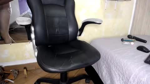 Snapshot of alexe_xx chatting on December 9, 4:12 am Alex online show from December 9, 4:12 am