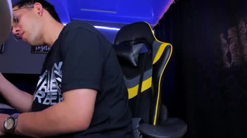 alexgiraldo__ online show from October 21, 2:29 pm