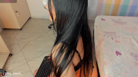 Snapshot of alia_peach_ chatting on December 15, 8:08 am Alia online show from December 15, 8:08 am