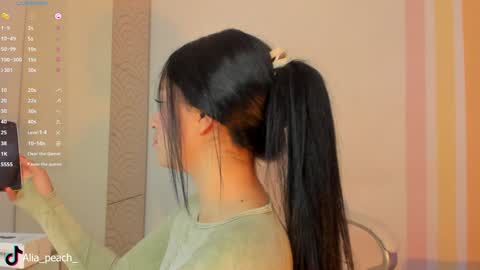 Snapshot of alia_peach_ chatting on December 17, 5:07 am Alia online show from December 17, 5:07 am