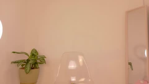 Snapshot of alia_peach_ chatting on December 4, 12:42 am Alia online show from December 4, 12:42 am