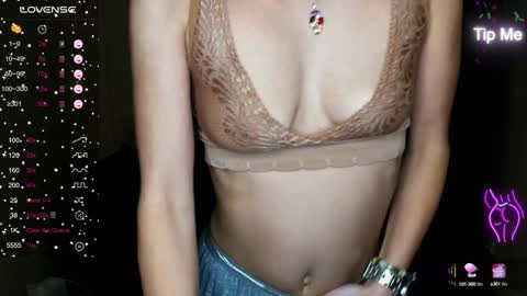 Snapshot of alianna_solo_kiss chatting on January 28, 9:41 am Alianna online show from January 28, 9:41 am