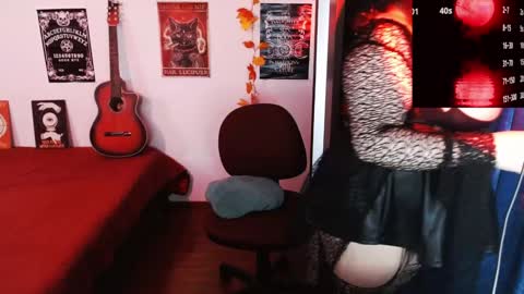 Snapshot of alicce_moon_ chatting on January 2, 3:40 pm online show from January 2, 3:40 pm