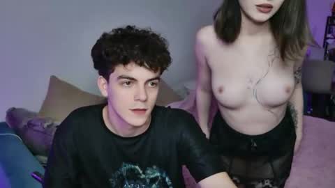 Snapshot of alice118james chatting on October 10, 5:23 pm alice and james online show from October 10, 5:23 pm