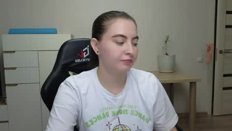 Snapshot of alice_________________________ chatting on April 23, 4:20 pm Alice online show from April 23, 4:20 pm