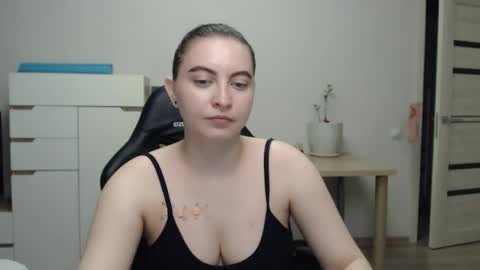 Snapshot of alice_________________________ chatting on June 6, 6:45 pm Alice online show from June 6, 6:45 pm