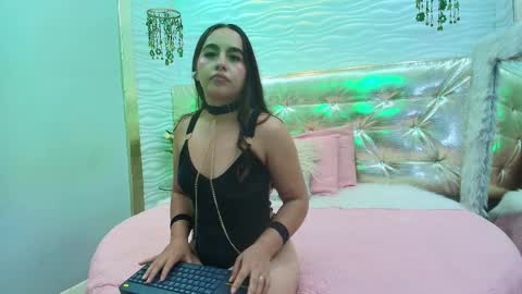 Snapshot of alice__bennett chatting on April 6, 8:10 pm Alice online show from April 6, 8:10 pm