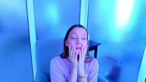 Snapshot of alice_charmy chatting on February 15, 5:30 am Alice in Wonderland online show from February 15, 5:30 am