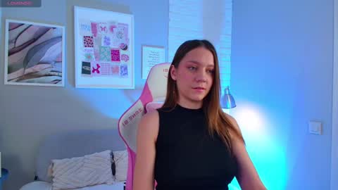 Snapshot of alice_charmy chatting on March 4, 5:11 am Alice in Wonderland online show from March 4, 5:11 am