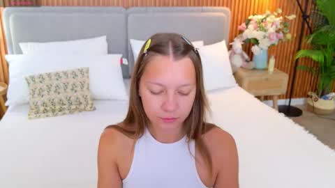 Snapshot of alice_charmy chatting on September 14, 5:17 am Alice in Wonderland online show from September 14, 5:17 am