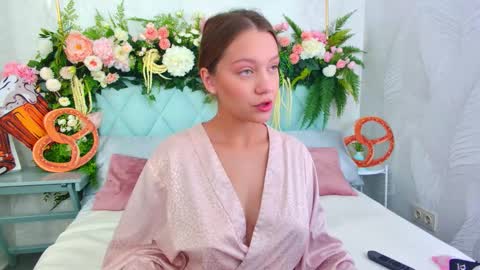 Snapshot of alice_charmy chatting on September 27, 6:18 am Alice in Wonderland online show from September 27, 6:18 am