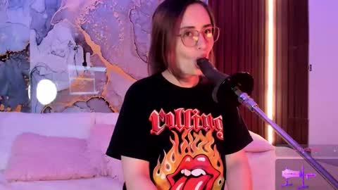 Snapshot of alice_cute77 chatting on October 22, 2:56 am Mey online show from October 22, 2:56 am
