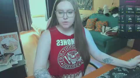 Snapshot of alice_dreamgirl_ chatting on June 8, 12:38 pm Alice 3 online show from June 8, 12:38 pm