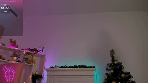 Snapshot of alice_in_the__wonderland chatting on December 16, 12:49 pm Alice online show from December 16, 12:49 pm