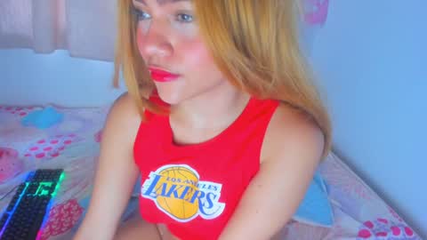 Snapshot of alice_lacroux chatting on December 23, 5:43 pm Alice online show from December 23, 5:43 pm