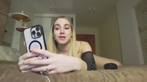 Snapshot of alice_rays_ chatting on February 23, 10:42 pm Alice online show from February 23, 10:42 pm