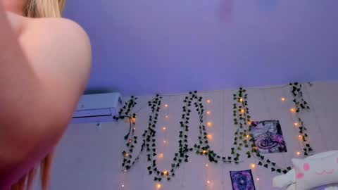 Snapshot of alicecaseyy chatting on December 1, 5:13 pm AliceCasey online show from December 1, 5:13 pm