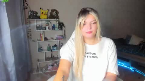 Snapshot of alicecaseyy chatting on October 16, 7:37 pm AliceCasey online show from October 16, 7:37 pm