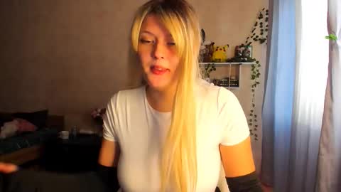 Snapshot of alicecaseyy chatting on October 29, 1:24 pm AliceCasey online show from October 29, 1:24 pm