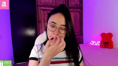 Snapshot of alicee_2 chatting on May 8, 1:27 pm Aliceee .. 97YP9VWGZHrefnav wishlist lists 1 online show from May 8, 1:27 pm