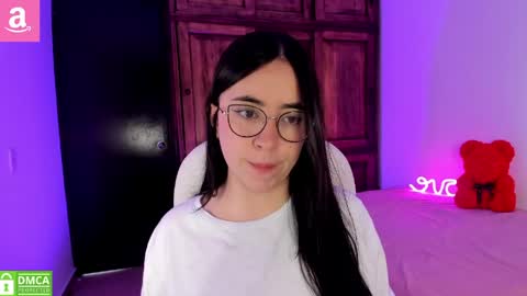 Snapshot of alicee_2 chatting on May 11, 7:33 pm Aliceee .. 97YP9VWGZHrefnav wishlist lists 1 online show from May 11, 7:33 pm