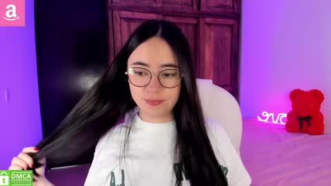 Snapshot of alicee_2 chatting on May 15, 7:21 pm Aliceee .. 97YP9VWGZHrefnav wishlist lists 1 online show from May 15, 7:21 pm