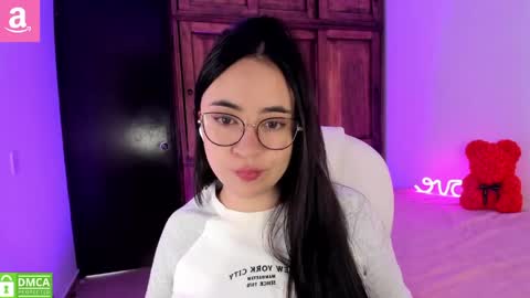 Snapshot of alicee_2 chatting on May 17, 7:32 pm Aliceee .. 97YP9VWGZHrefnav wishlist lists 1 online show from May 17, 7:32 pm