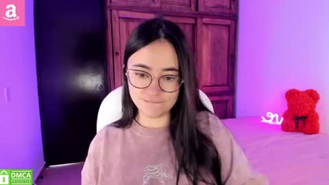 Snapshot of alicee_2 chatting on June 18, 6:12 pm Aliceee .. 97YP9VWGZHrefnav wishlist lists 1 online show from June 18, 6:12 pm