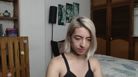 alicee_logan_ online show from April 1, 1:28 am