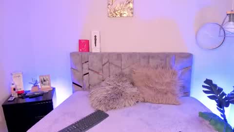 Snapshot of alicee_vixen chatting on June 23, 12:47 pm Alice online show from June 23, 12:47 pm